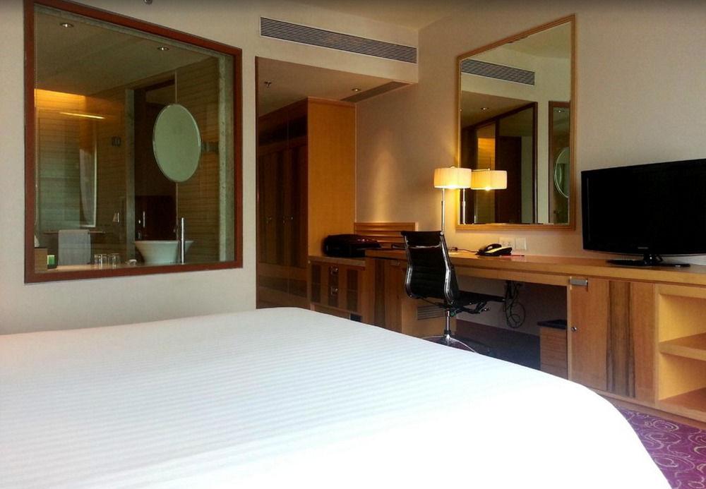 Courtyard By Marriott Hyderabad Hotel Bagian luar foto A room at the hotel