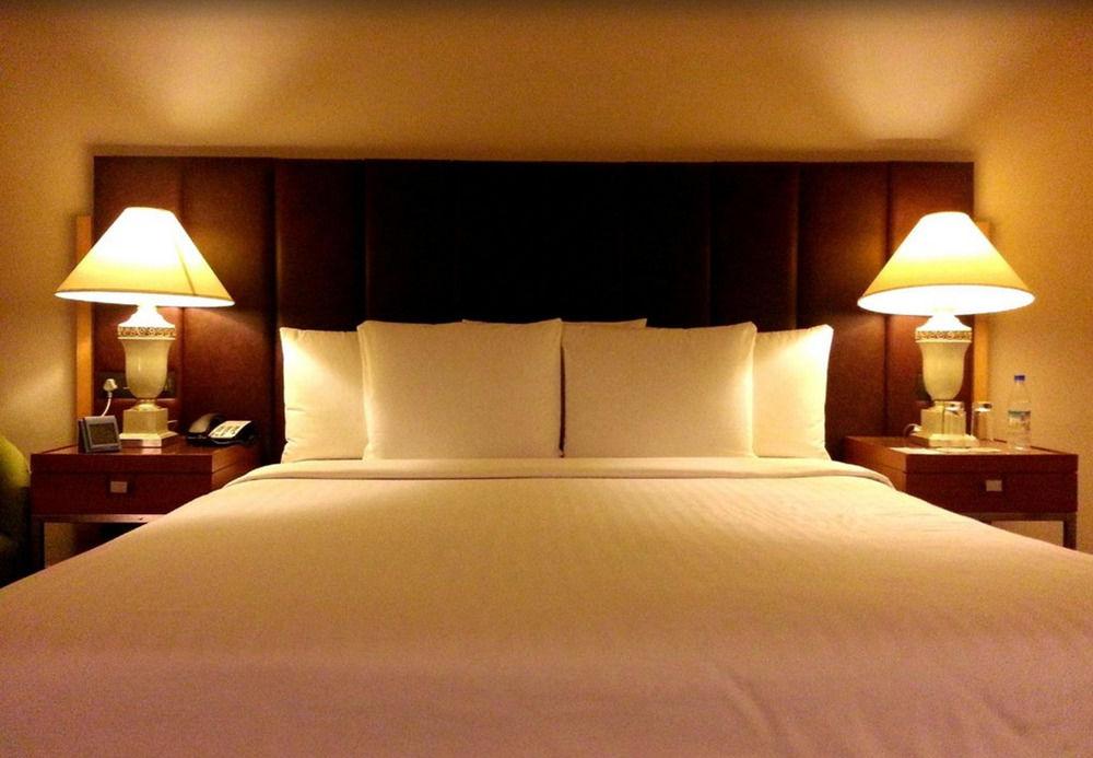 Courtyard By Marriott Hyderabad Hotel Bagian luar foto A bed