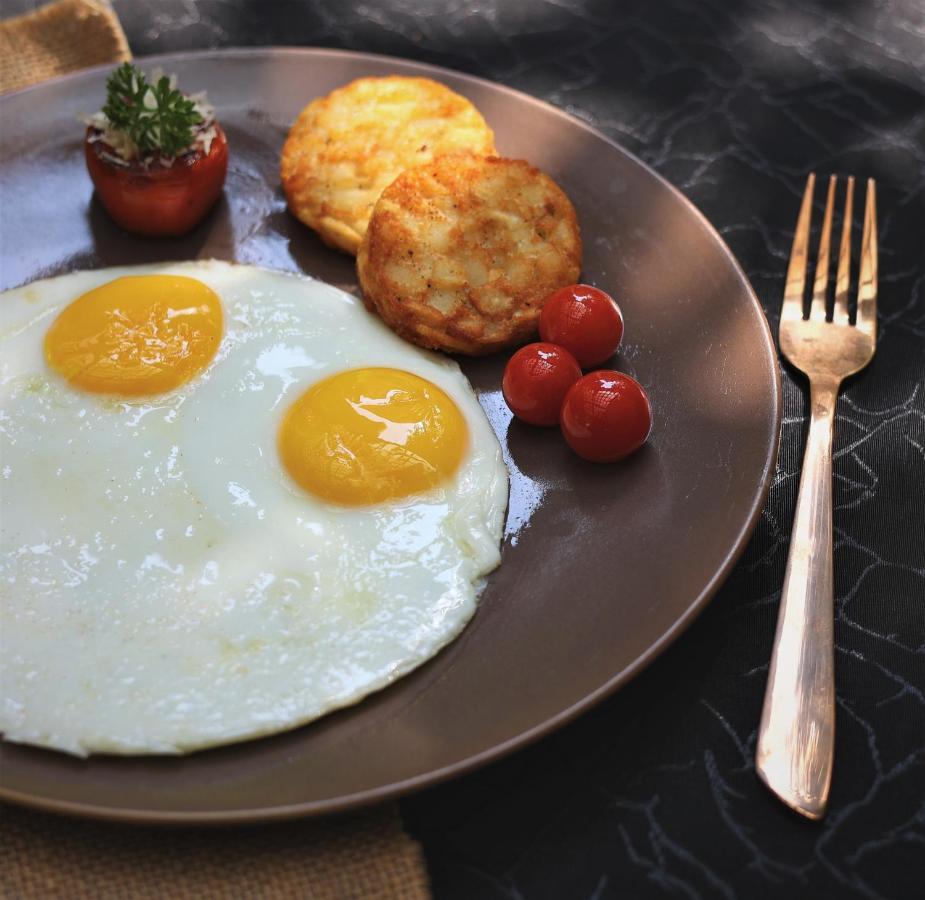 Courtyard By Marriott Hyderabad Hotel Bagian luar foto Fried eggs