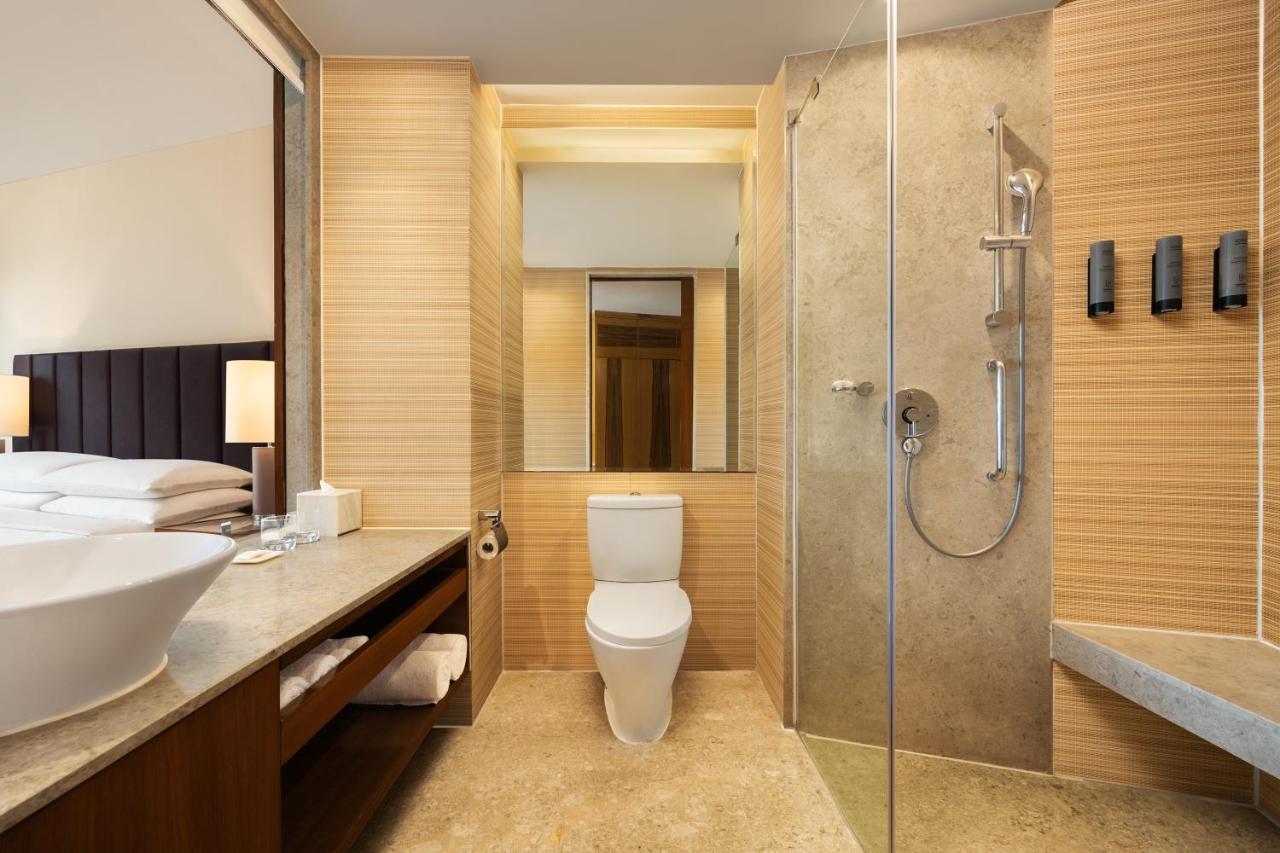 Courtyard By Marriott Hyderabad Hotel Bagian luar foto A bathroom in a hotel