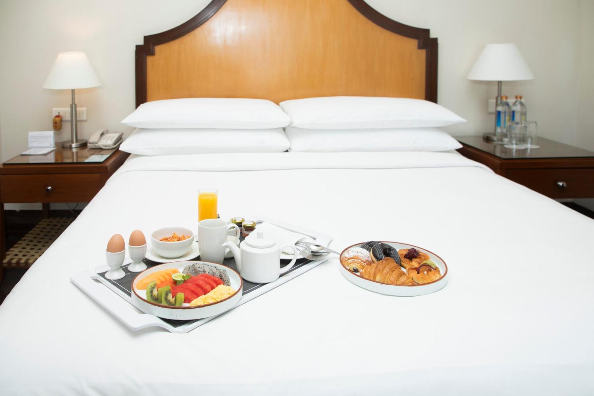 Courtyard By Marriott Hyderabad Hotel Bagian luar foto Room service