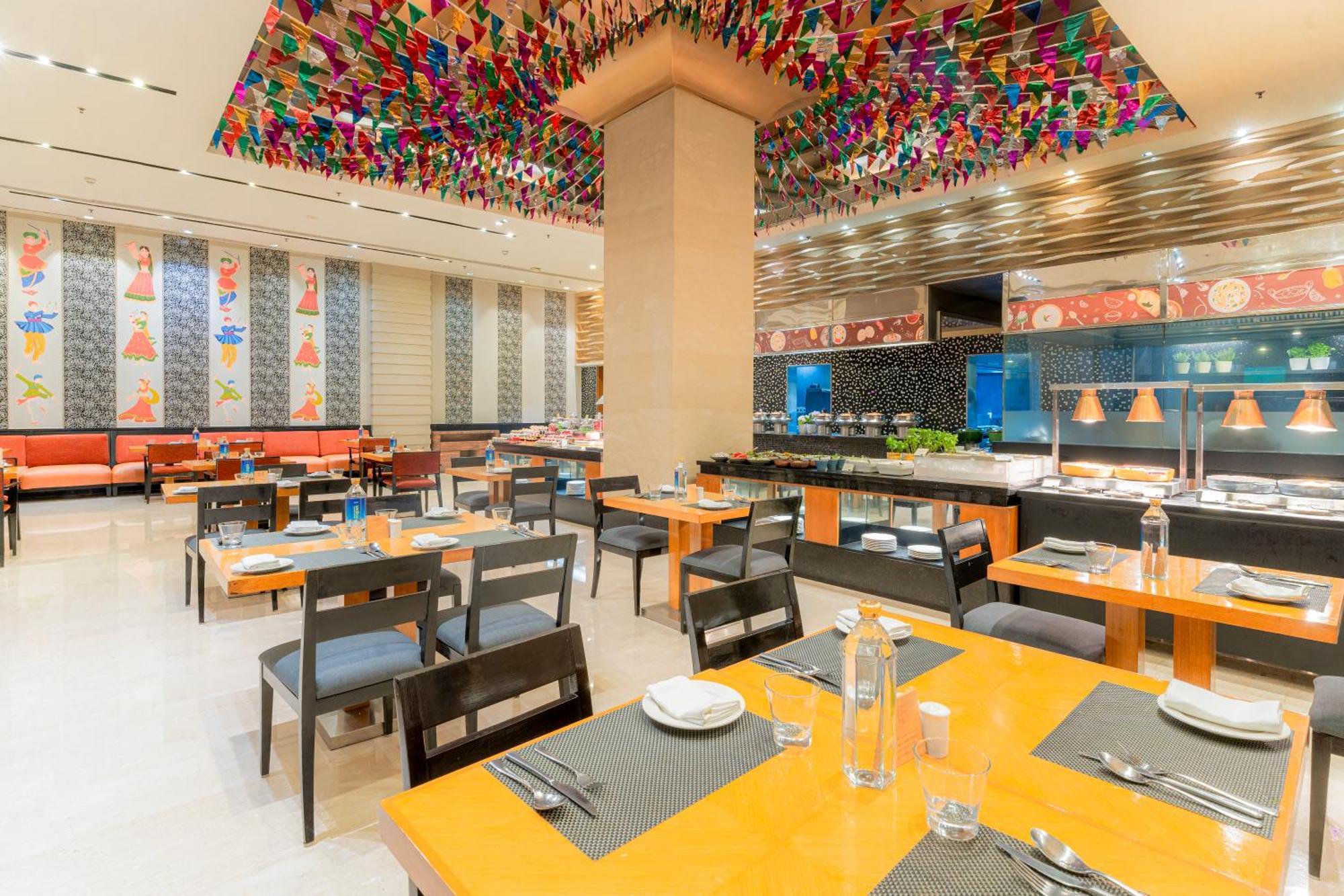 Courtyard By Marriott Hyderabad Hotel Bagian luar foto The restaurant