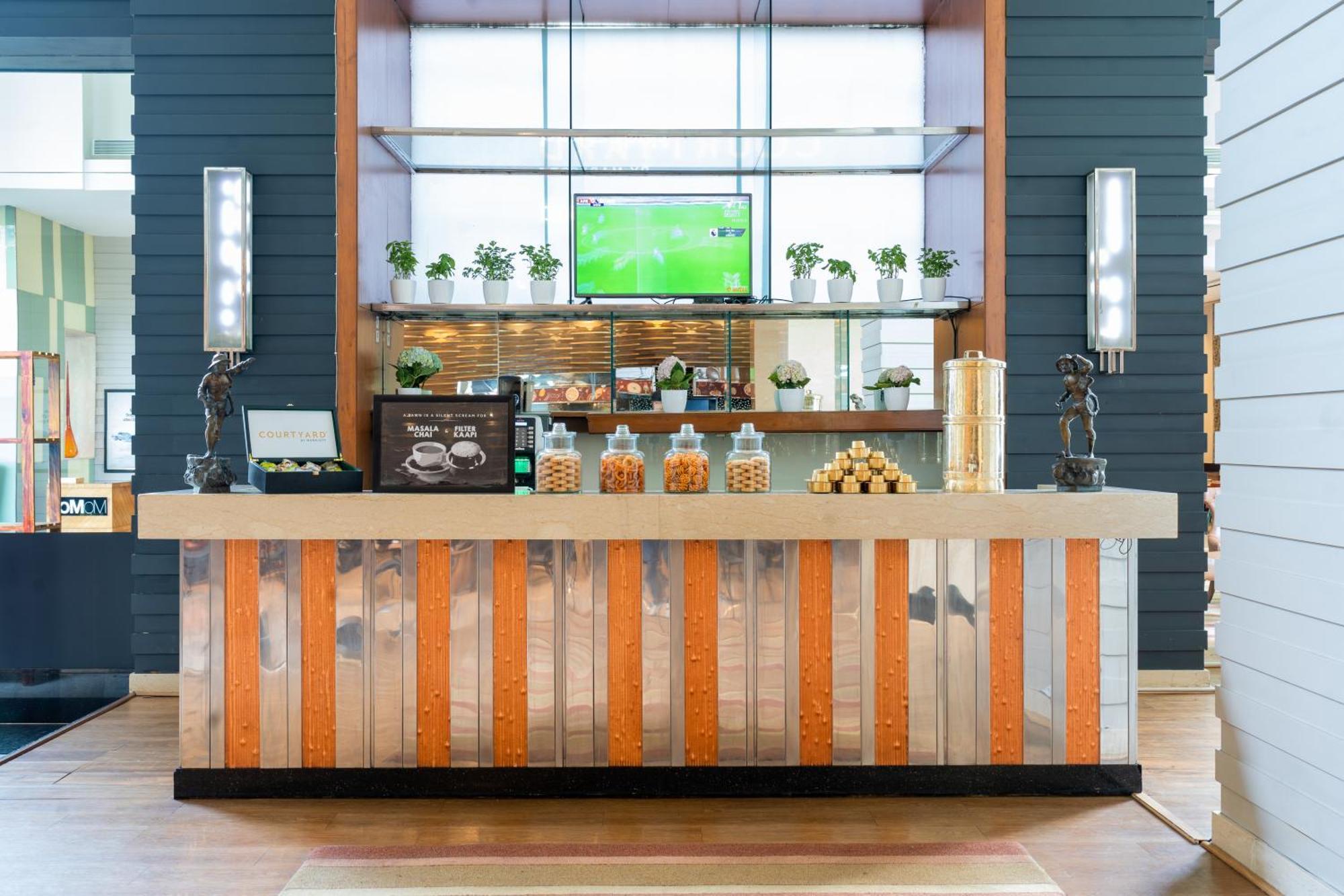 Courtyard By Marriott Hyderabad Hotel Bagian luar foto A coffee bar in a hotel