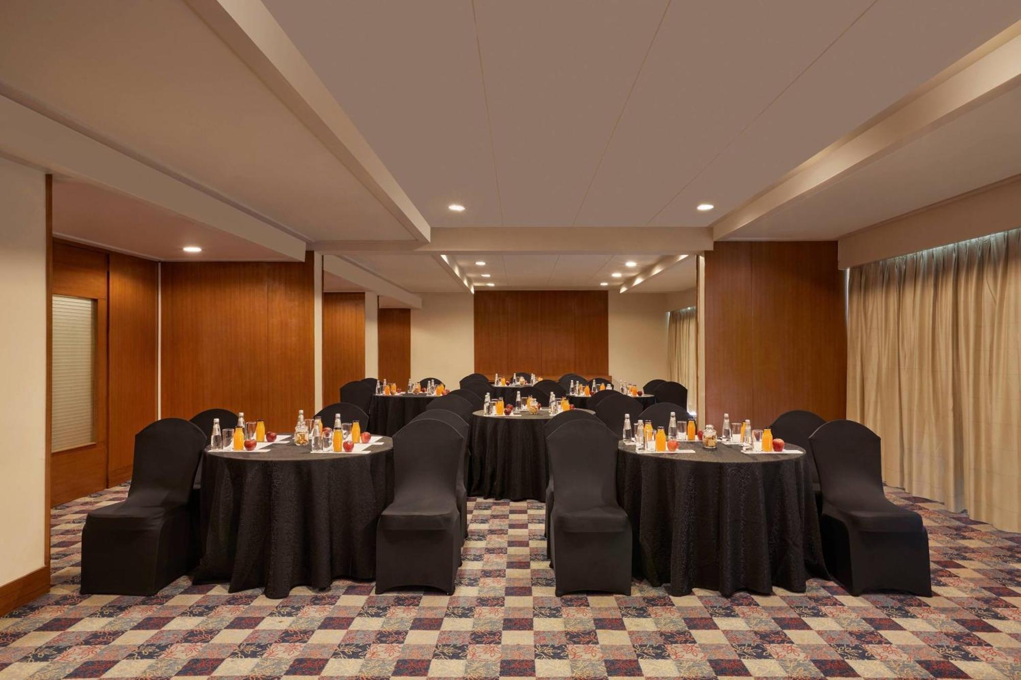 Courtyard By Marriott Hyderabad Hotel Bagian luar foto Meeting room