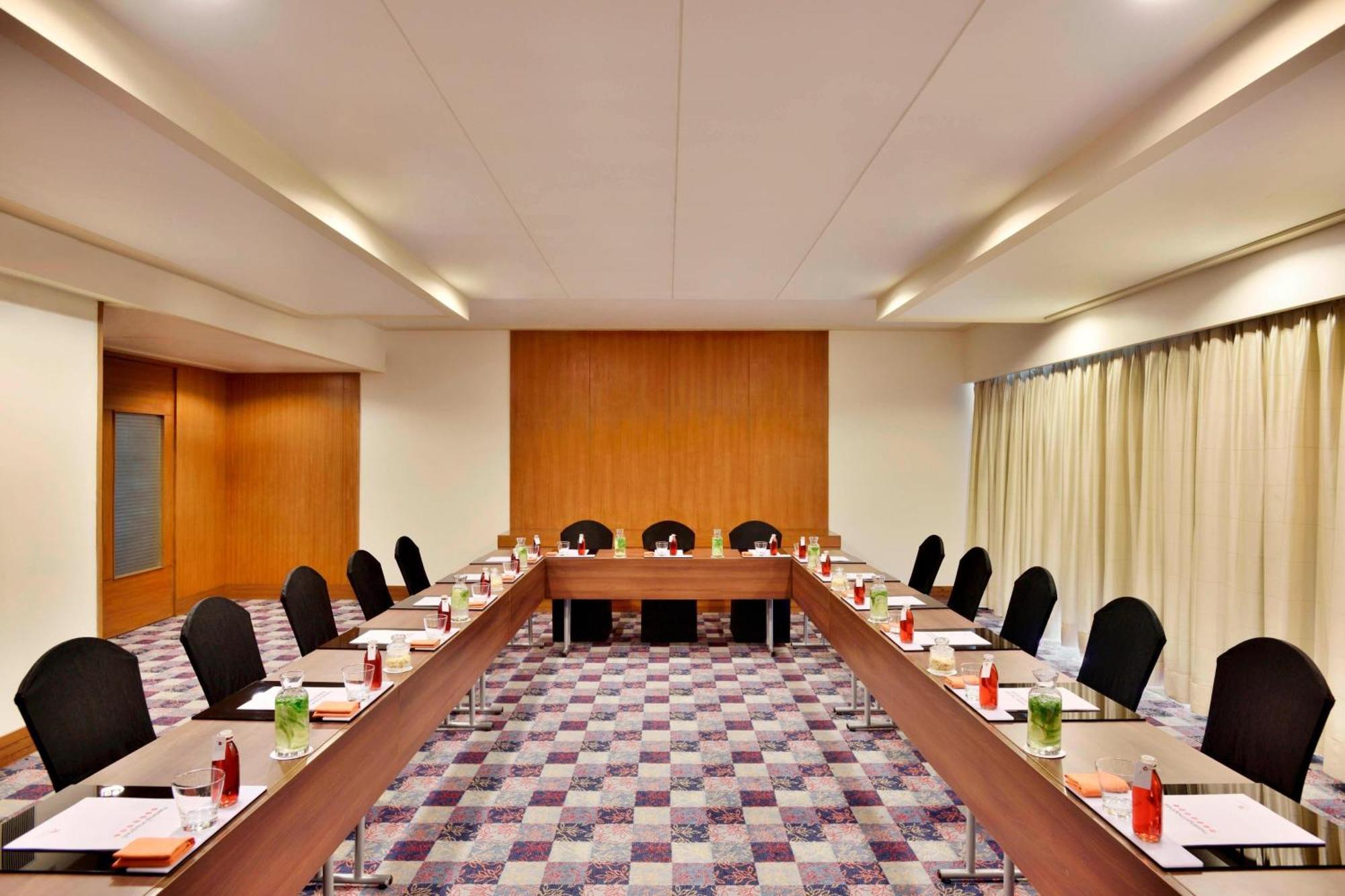 Courtyard By Marriott Hyderabad Hotel Bagian luar foto Meeting room