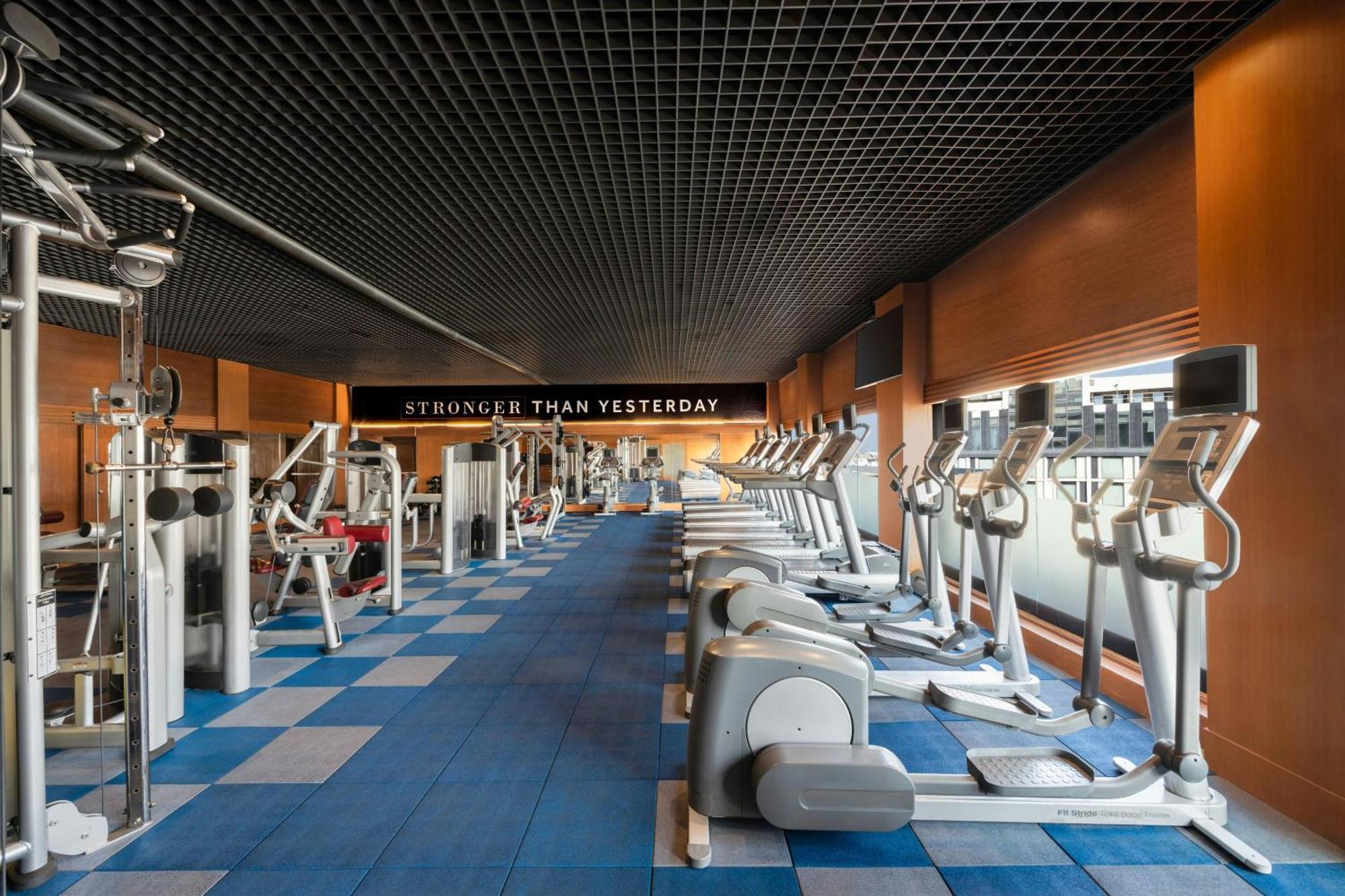 Courtyard By Marriott Hyderabad Hotel Bagian luar foto The gym at the hotel