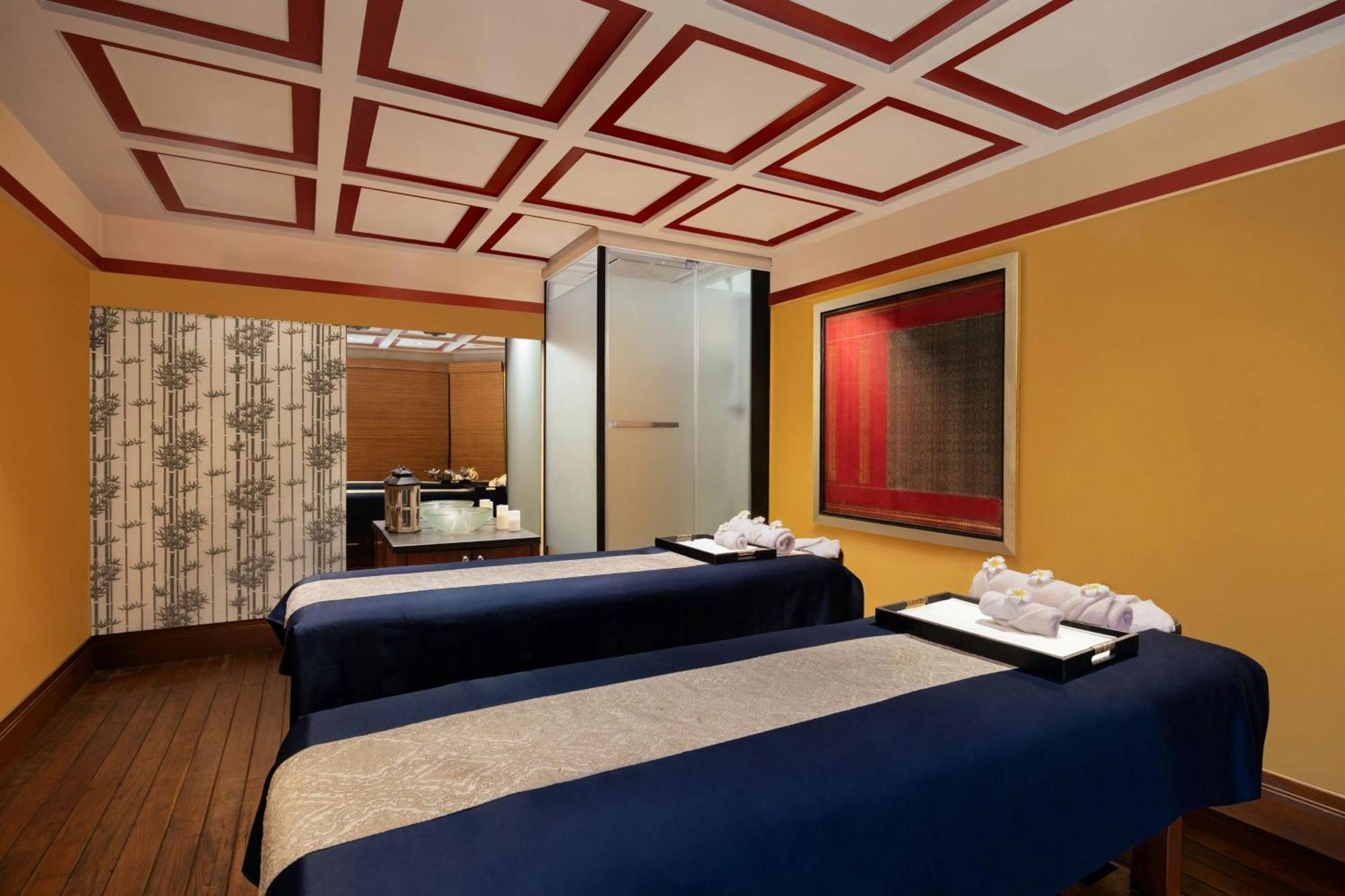 Courtyard By Marriott Hyderabad Hotel Bagian luar foto A spa treatment room