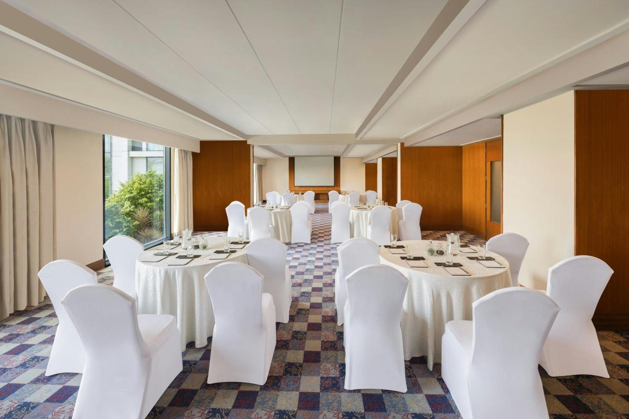 Courtyard By Marriott Hyderabad Hotel Bagian luar foto Meeting room