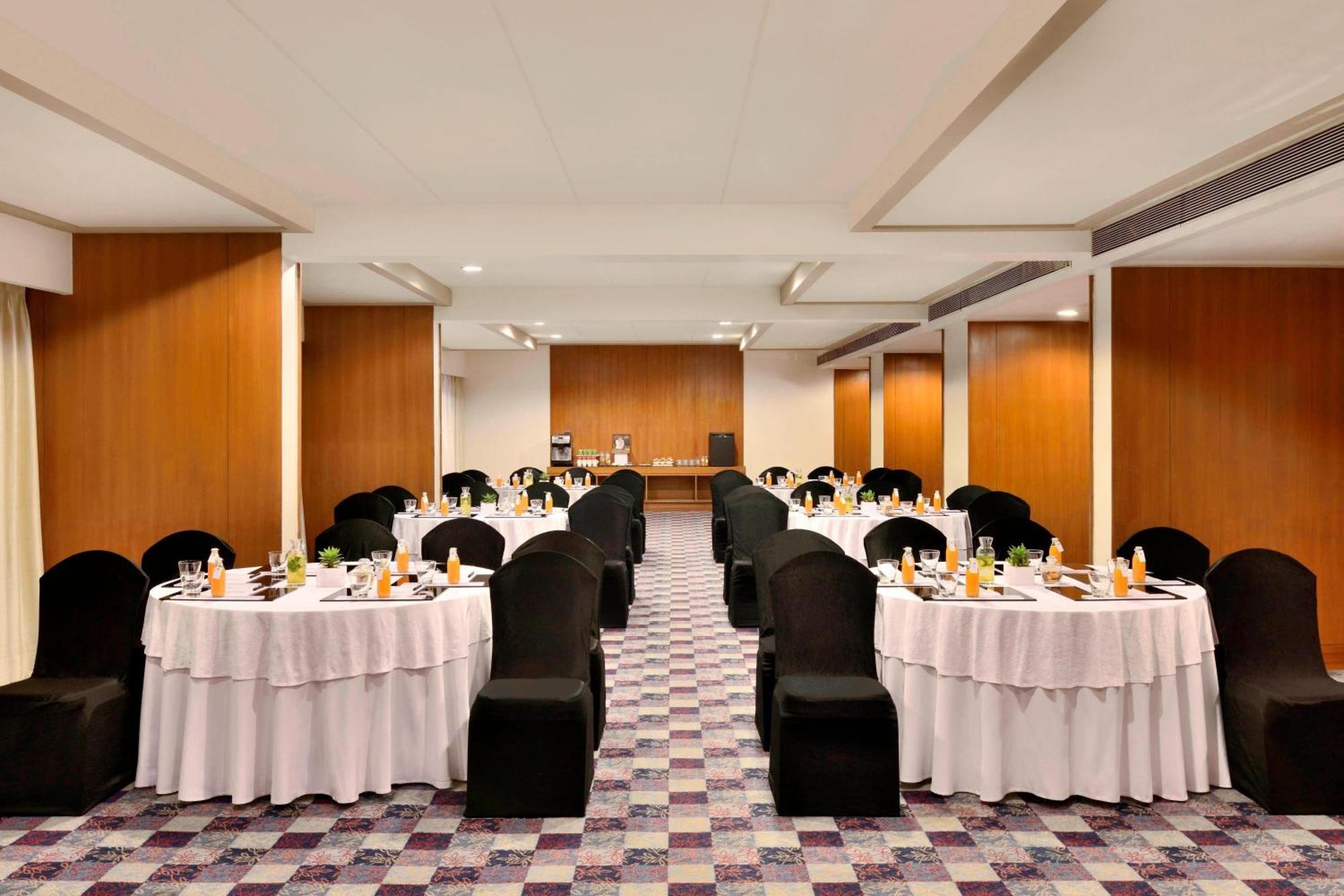 Courtyard By Marriott Hyderabad Hotel Bagian luar foto Meeting room at the hotel