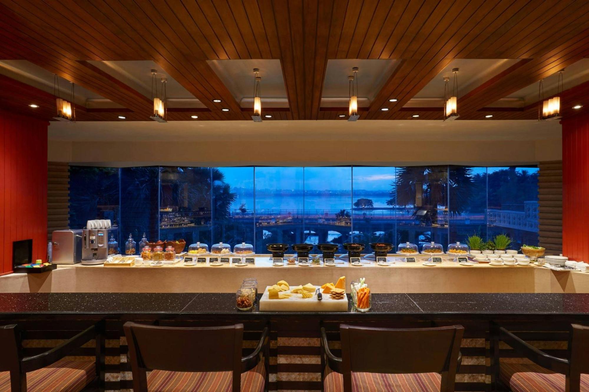 Courtyard By Marriott Hyderabad Hotel Bagian luar foto The lounge at the airport