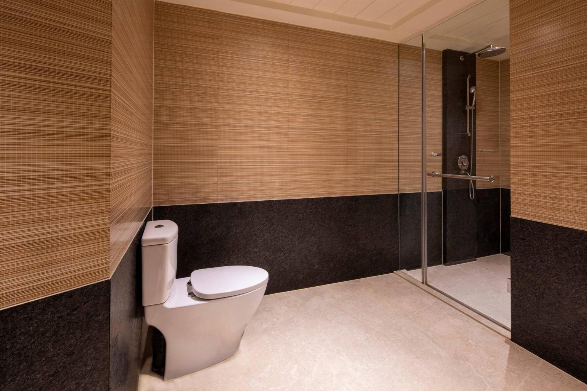 Courtyard By Marriott Hyderabad Hotel Bagian luar foto Bathroom