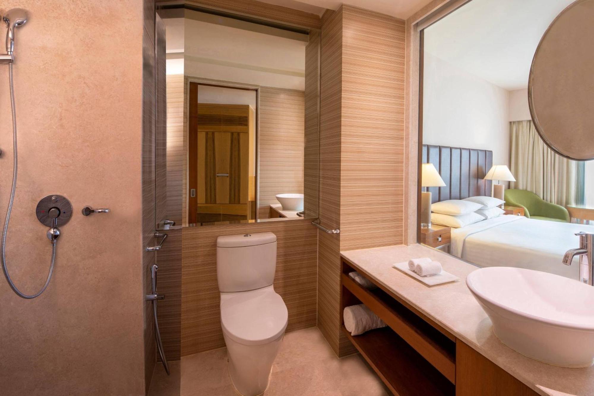 Courtyard By Marriott Hyderabad Hotel Bagian luar foto Bathroom