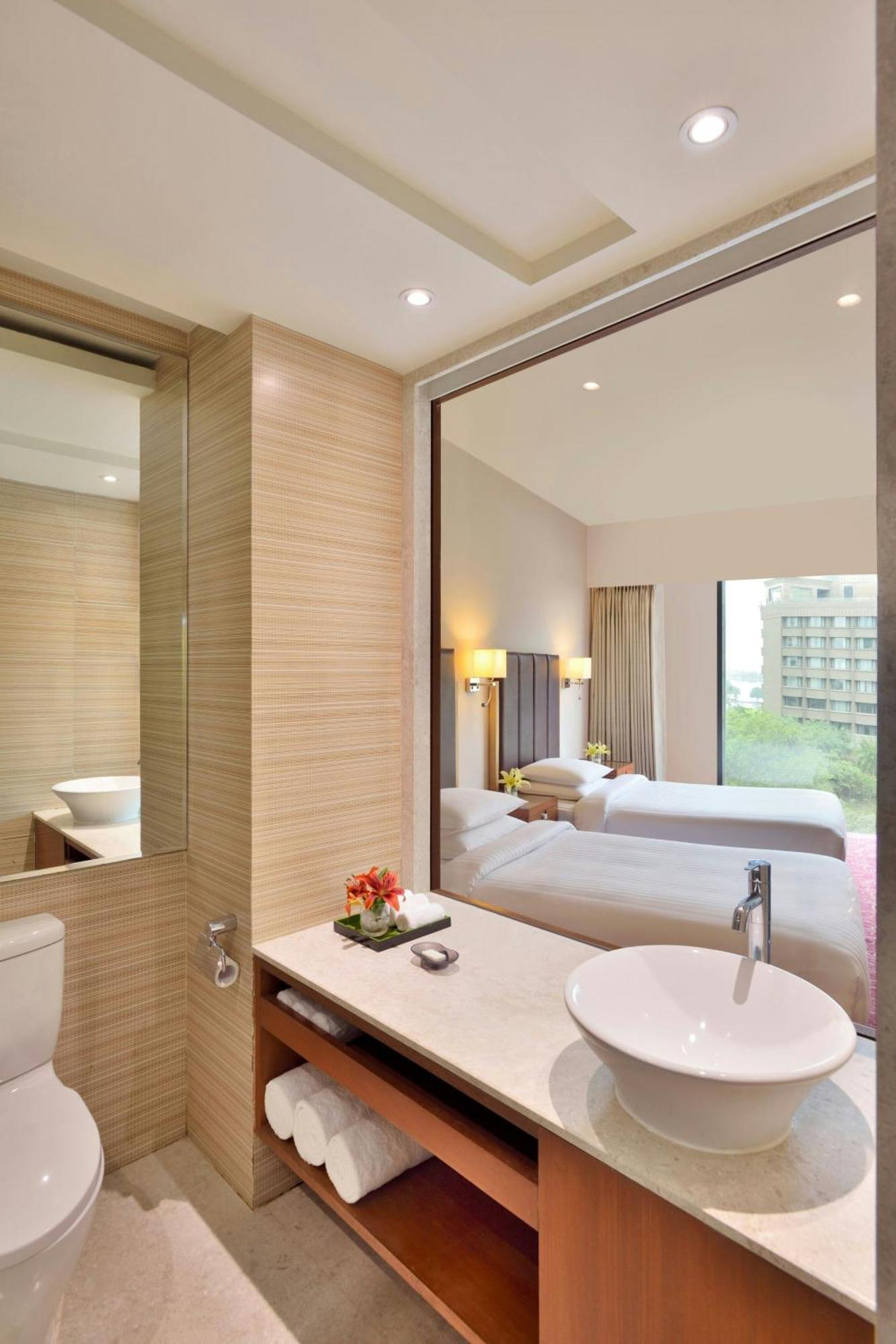 Courtyard By Marriott Hyderabad Hotel Bagian luar foto A bathroom at the hotel