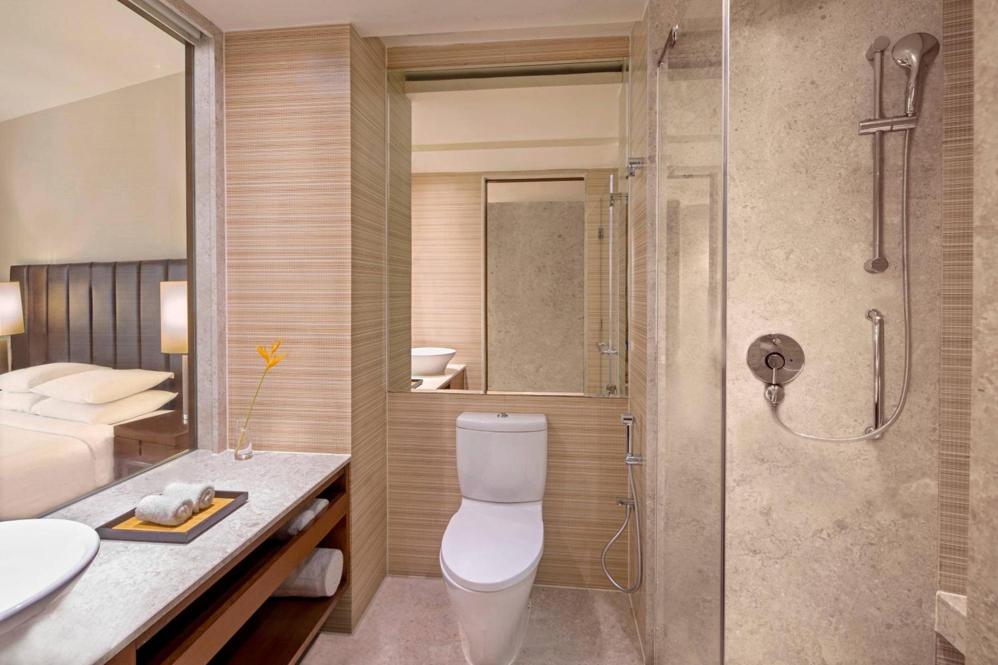 Courtyard By Marriott Hyderabad Hotel Bagian luar foto Bathroom