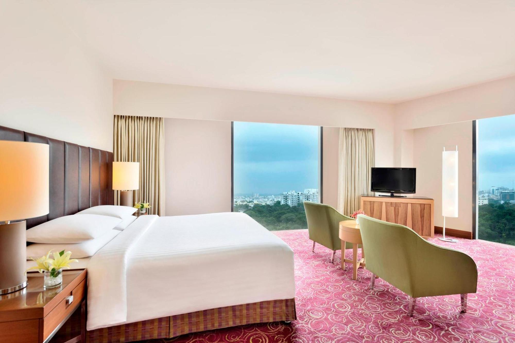 Courtyard By Marriott Hyderabad Hotel Bagian luar foto Deluxe Suite