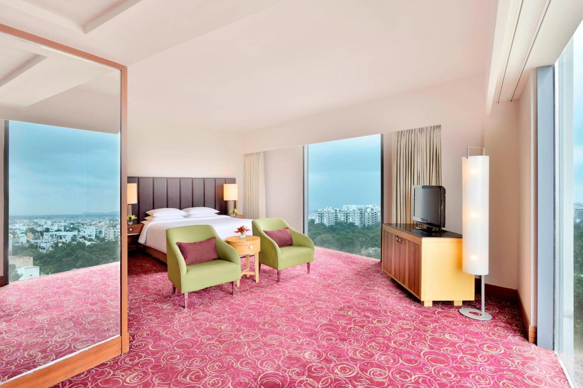 Courtyard By Marriott Hyderabad Hotel Bagian luar foto A suite at the hotel