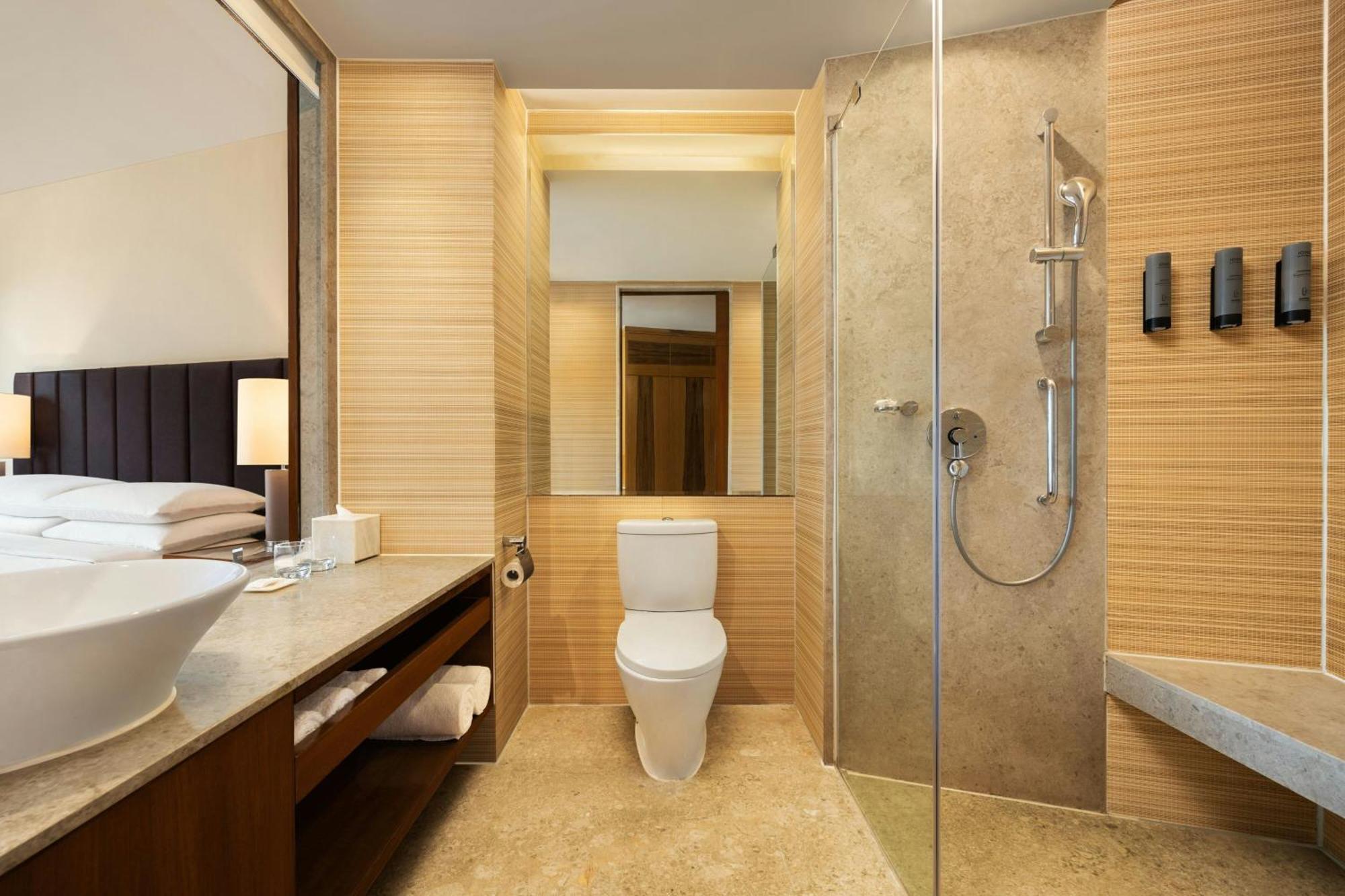 Courtyard By Marriott Hyderabad Hotel Bagian luar foto A bathroom in a hotel