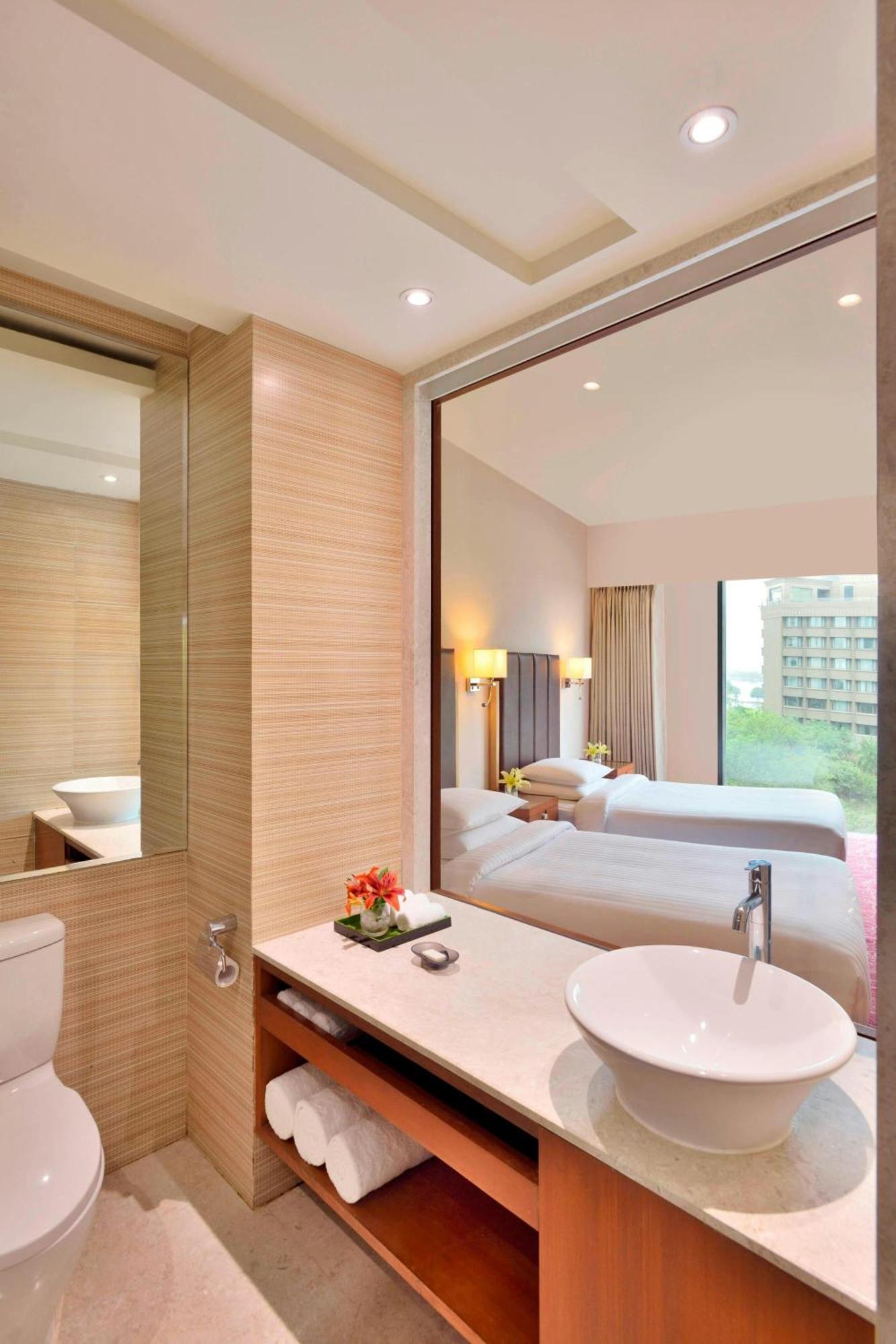 Courtyard By Marriott Hyderabad Hotel Bagian luar foto