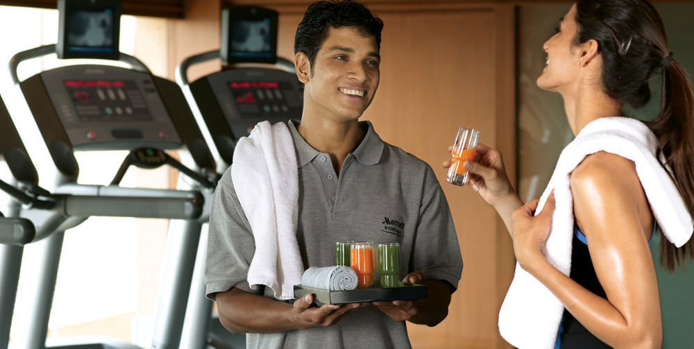 Courtyard By Marriott Hyderabad Hotel Bagian luar foto A butler serving drinks at a gym