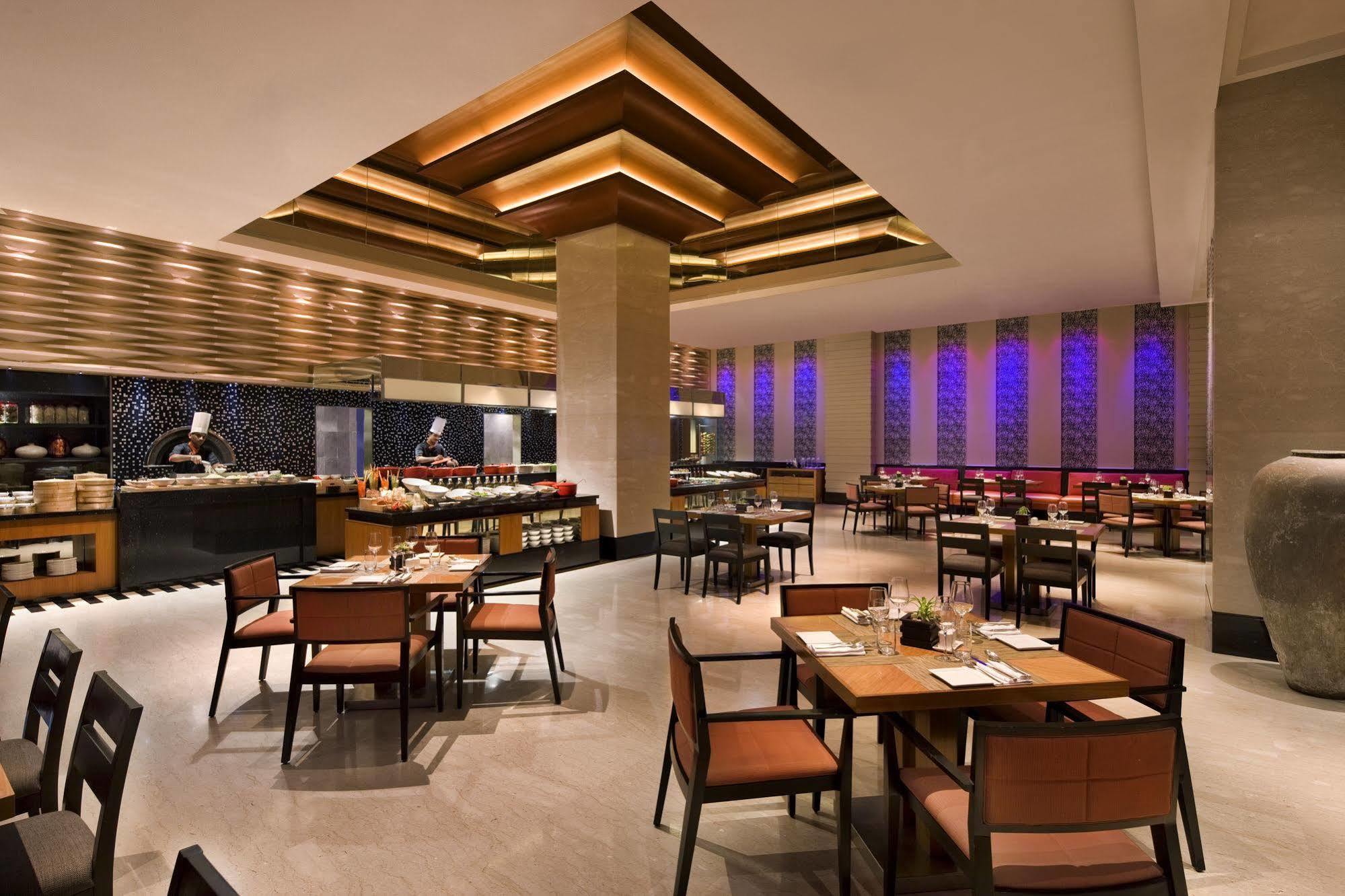 Courtyard By Marriott Hyderabad Hotel Bagian luar foto The restaurant