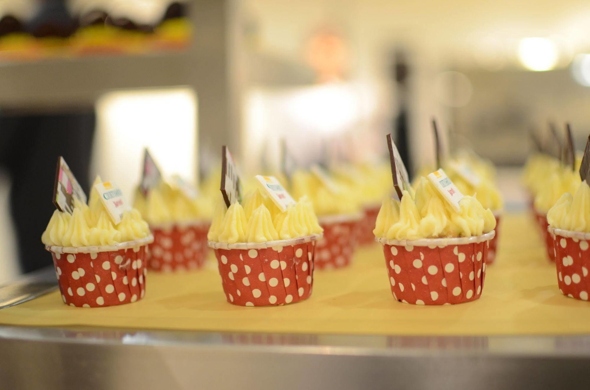 Courtyard By Marriott Hyderabad Hotel Bagian luar foto Cupcakes