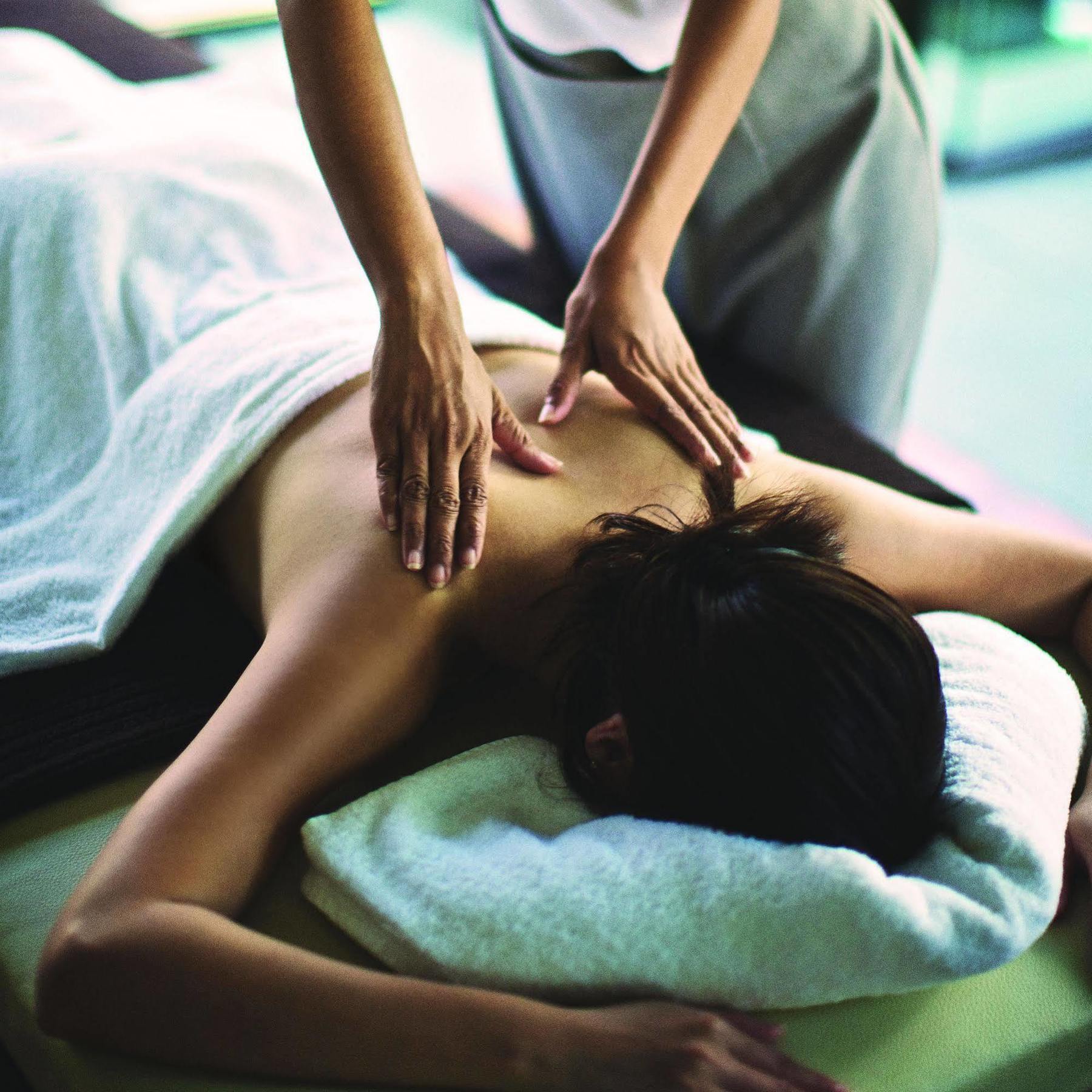 Courtyard By Marriott Hyderabad Hotel Bagian luar foto A massage