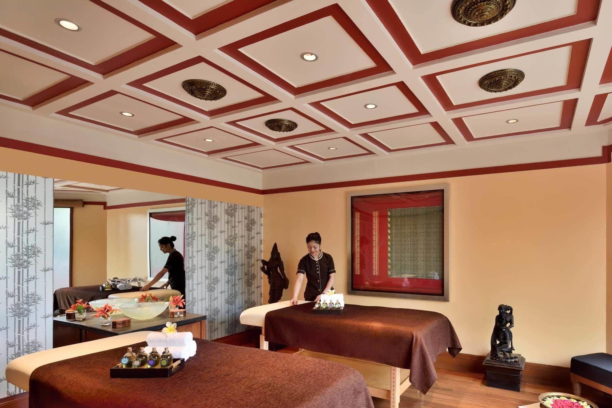 Courtyard By Marriott Hyderabad Hotel Bagian luar foto A spa in a hotel