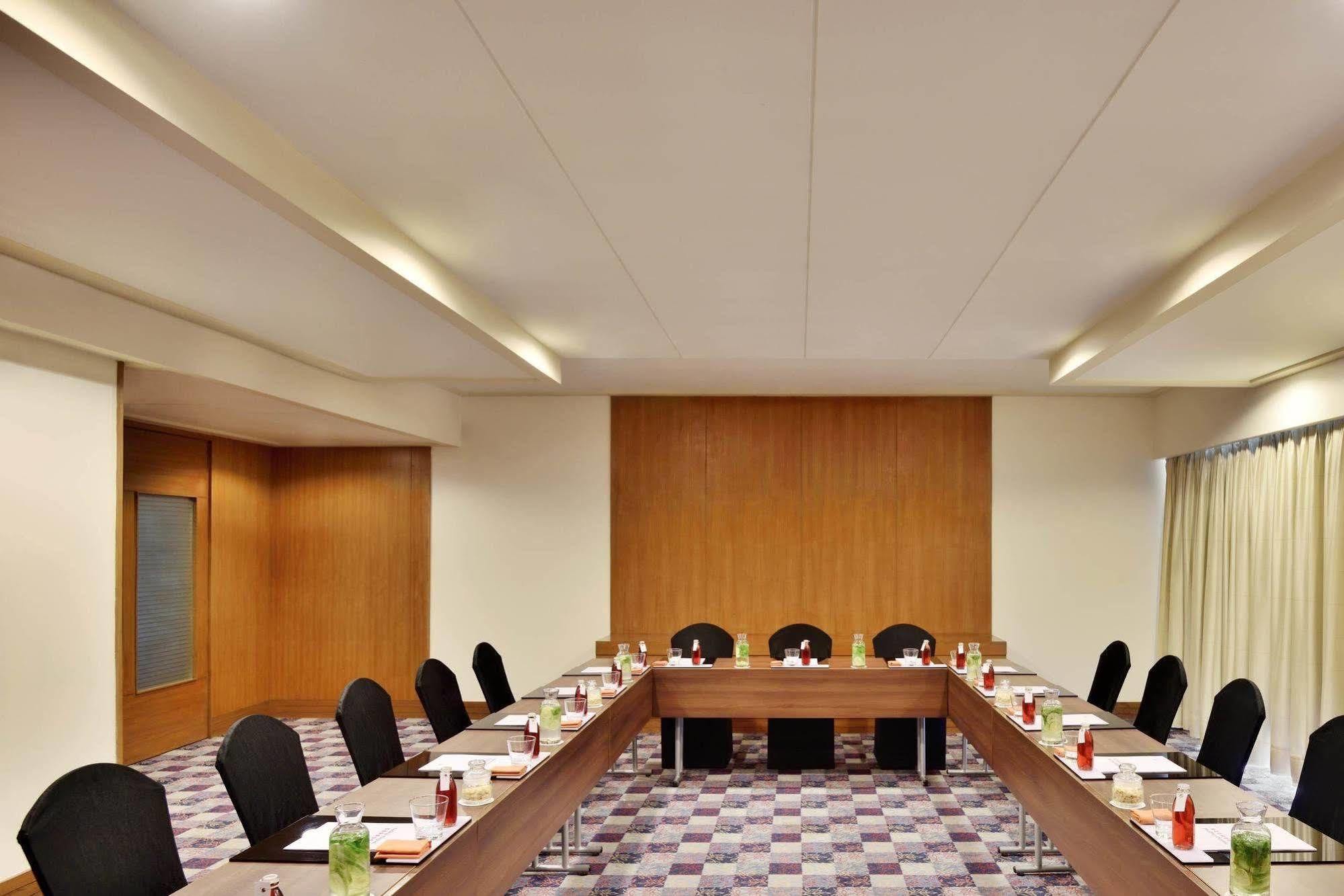 Courtyard By Marriott Hyderabad Hotel Bagian luar foto Meeting room