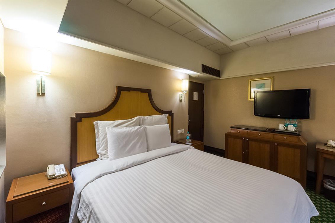 Courtyard By Marriott Hyderabad Hotel Bagian luar foto A room at the hotel