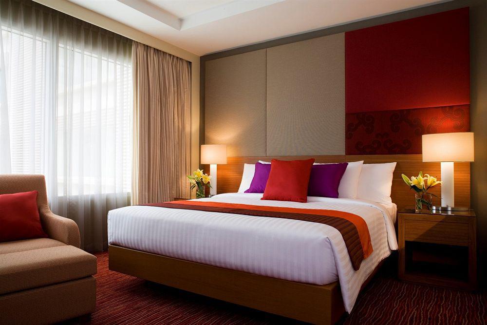 Courtyard By Marriott Hyderabad Hotel Ruang foto A bedroom at the hotel
